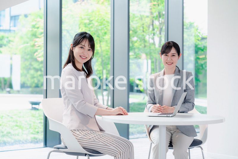 オフィスで打ち合わせをする2人の女性