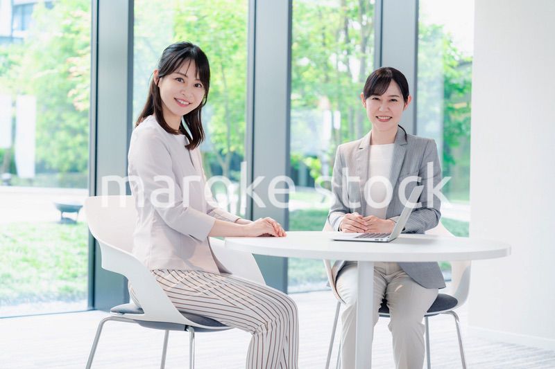 オフィスで打ち合わせをする2人の女性