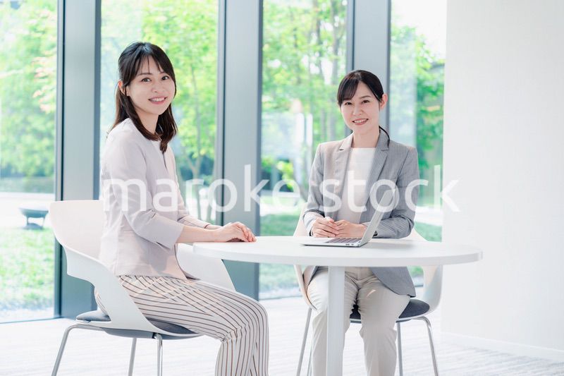 オフィスで打ち合わせをする2人の女性