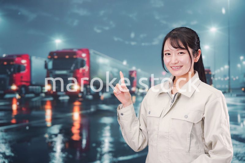 若い女性のトラックドライバー