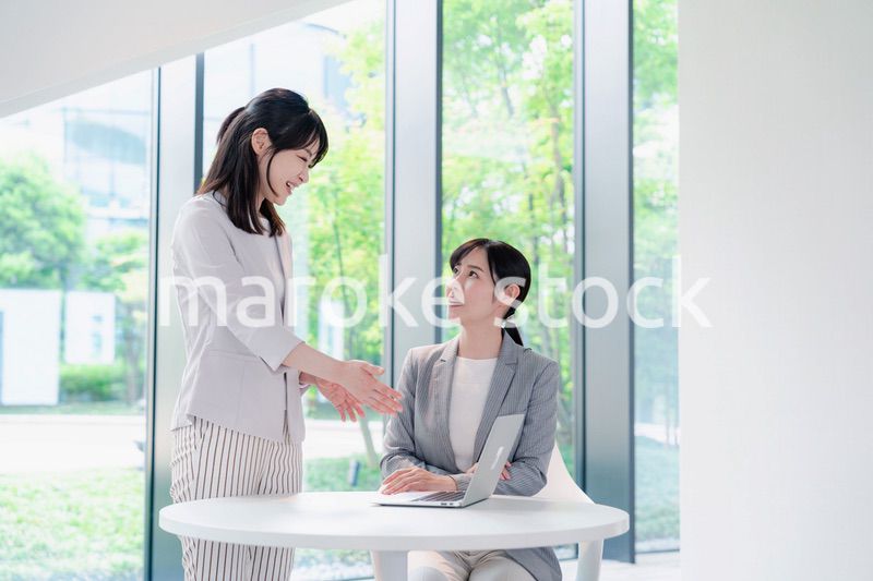 オフィスで打ち合わせをする2人の女性