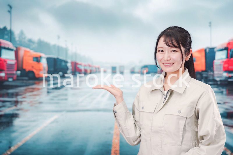 若い女性のトラックドライバー