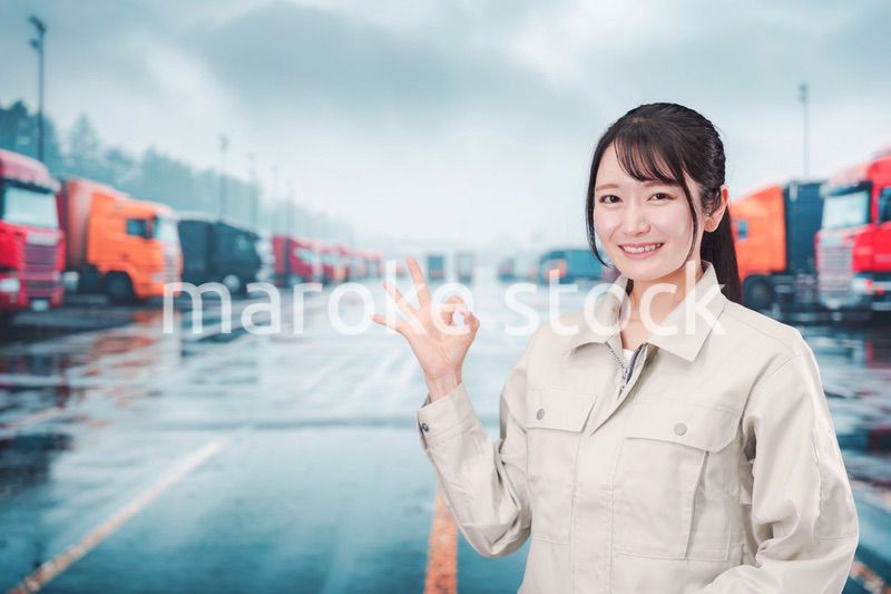 若い女性のトラックドライバー