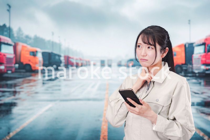 頭を抱えるトラックドライバーの女性