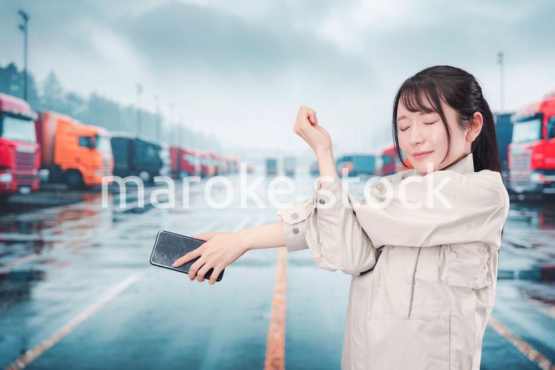 若い女性のトラックドライバー