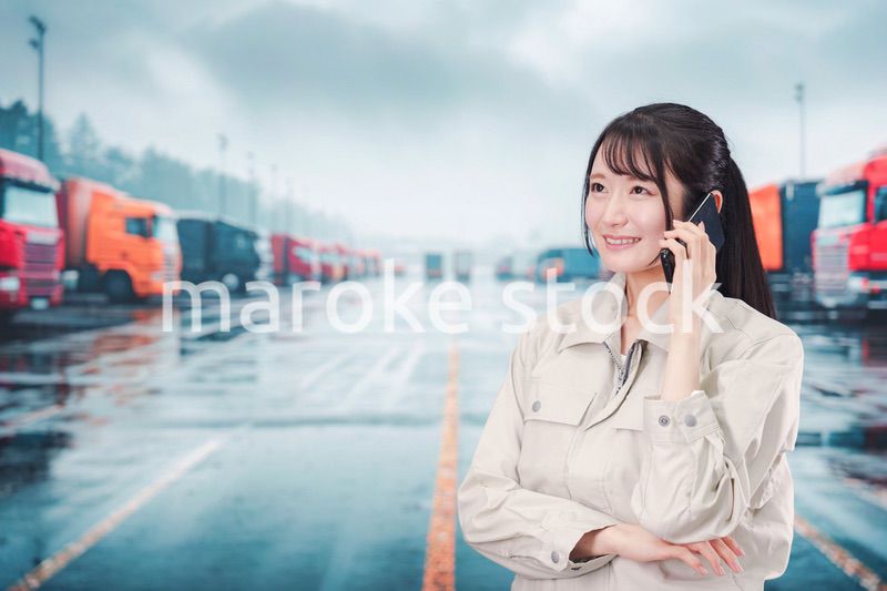 若い女性のトラックドライバー