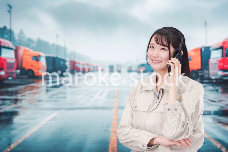 若い女性のトラックドライバー