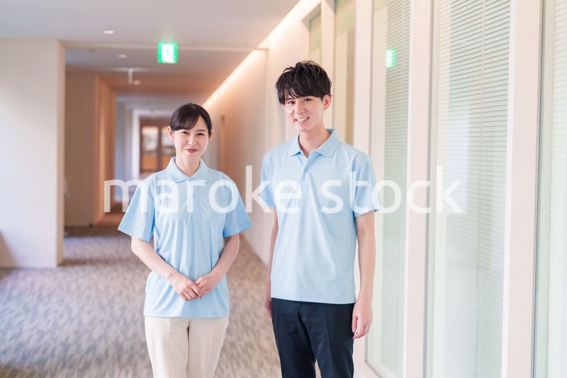 介護施設で働く男女のスタッフ