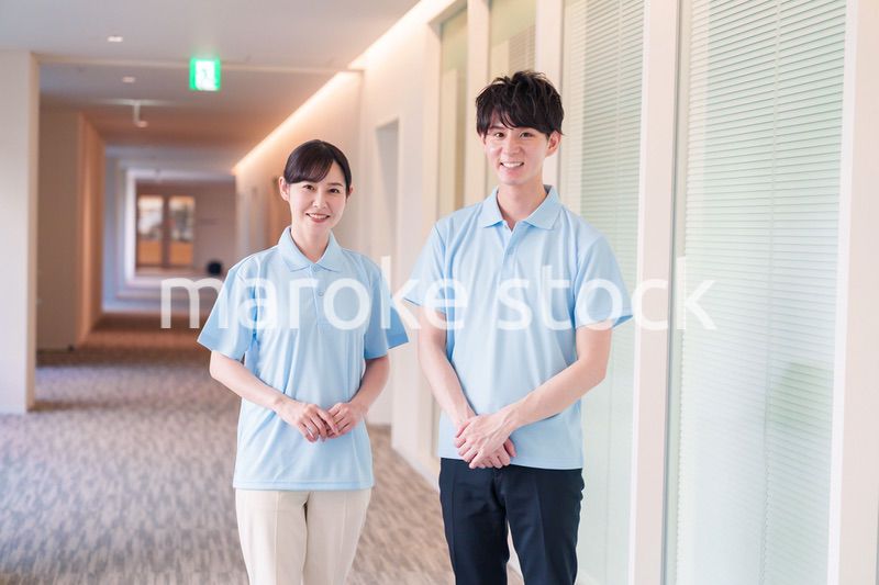 介護施設で働く男女のスタッフ