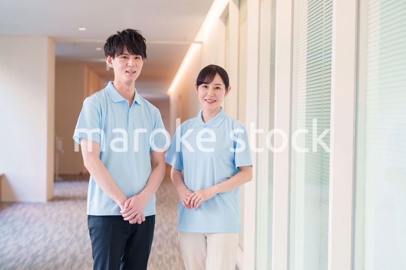 介護施設で働く男女のスタッフ