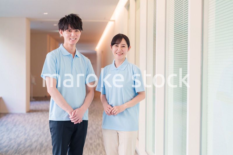 介護施設で働く男女のスタッフ