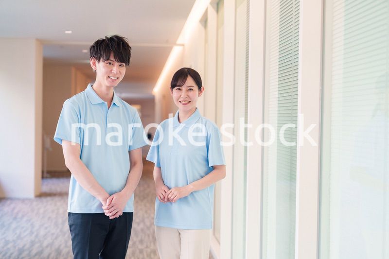 介護施設で働く男女のスタッフ