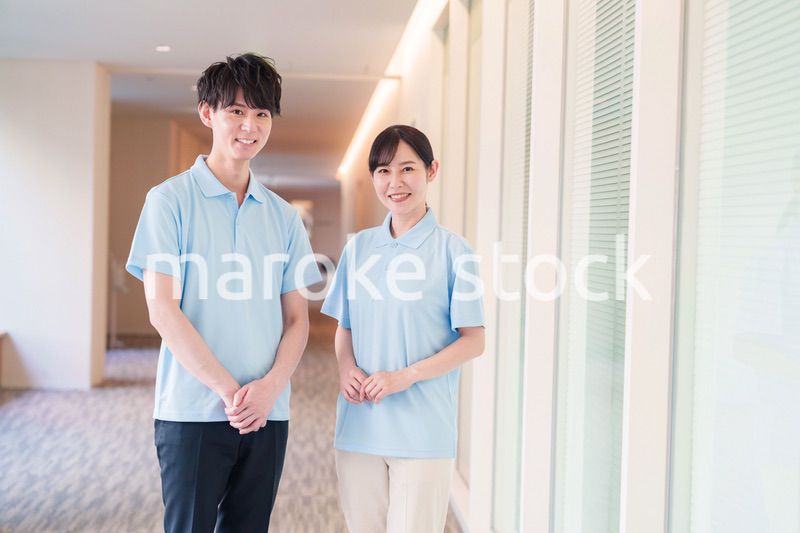 介護施設で働く男女のスタッフ