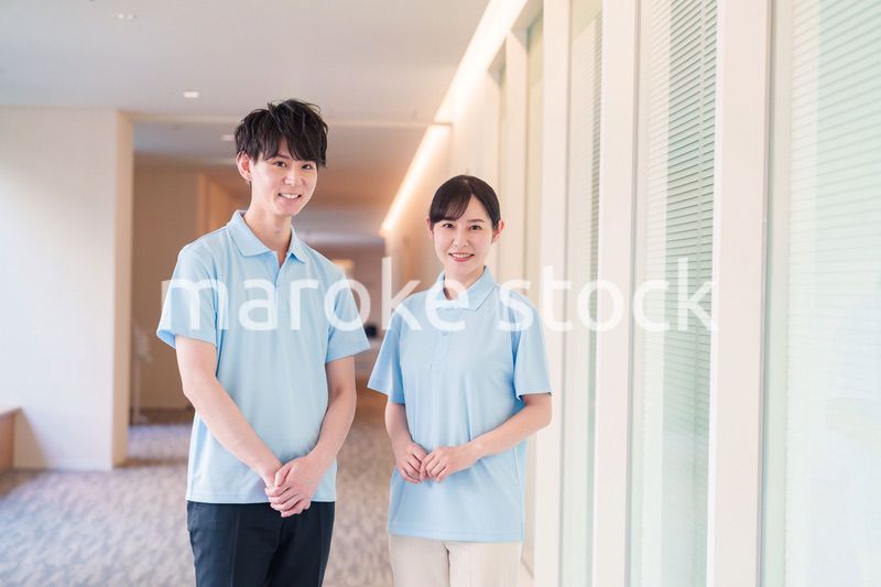 介護施設で働く男女のスタッフ