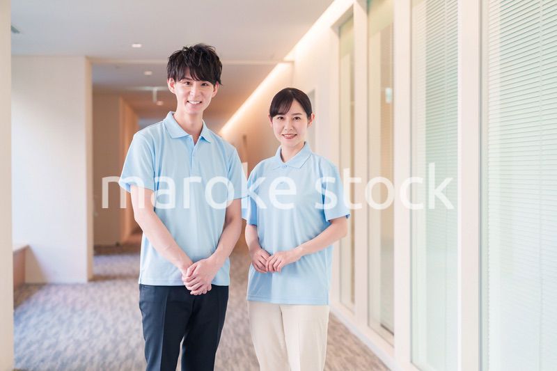 介護施設で働く男女のスタッフ