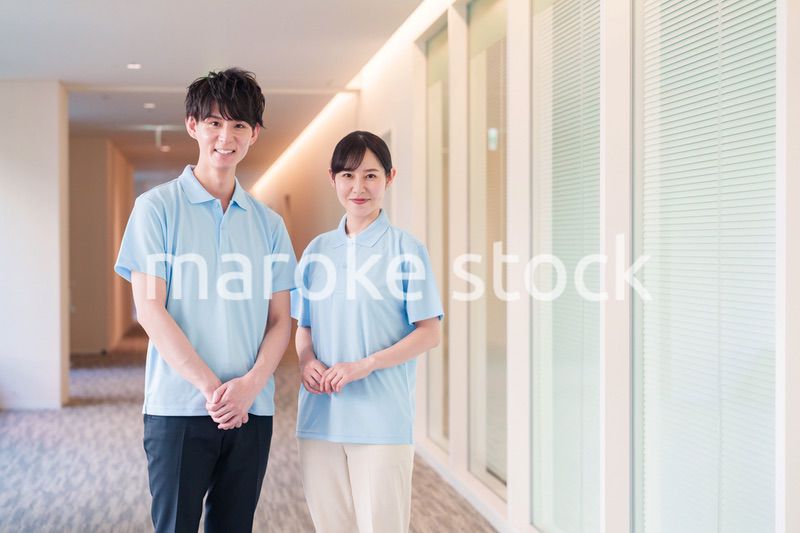 介護施設で働く男女のスタッフ