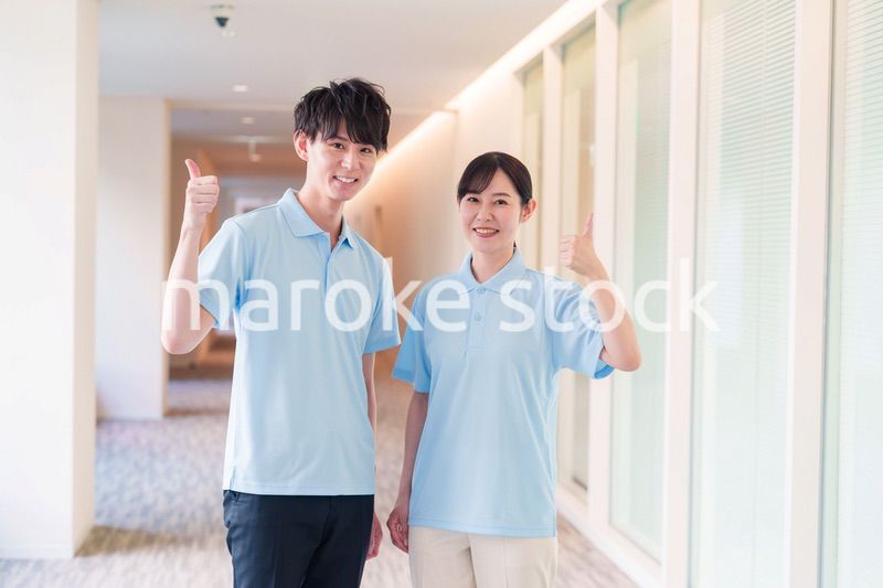 介護施設で働く男女のスタッフ
