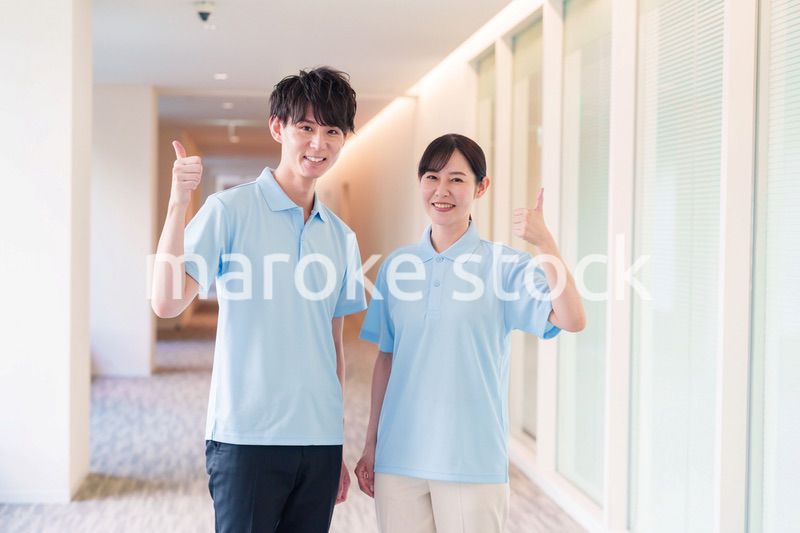 介護施設で働く男女のスタッフ