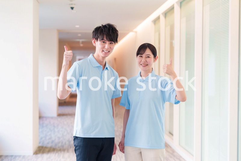 介護施設で働く男女のスタッフ