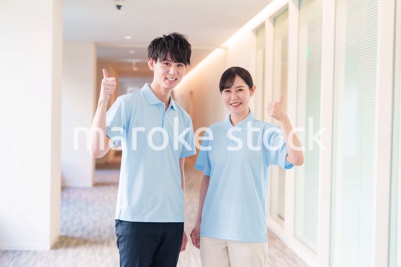 介護施設で働く男女のスタッフ
