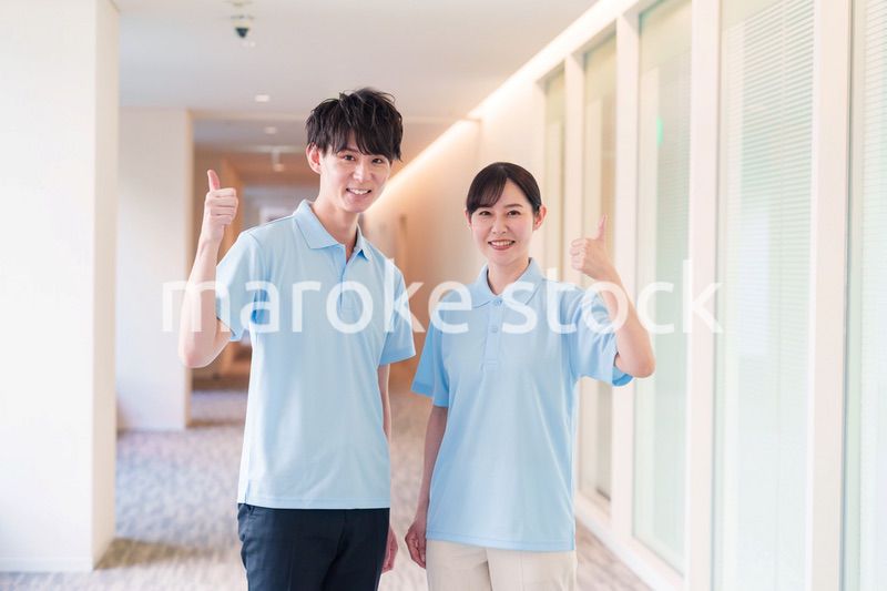介護施設で働く男女のスタッフ