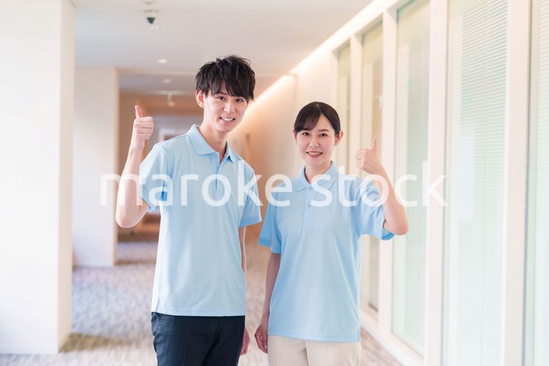 介護施設で働く男女のスタッフ