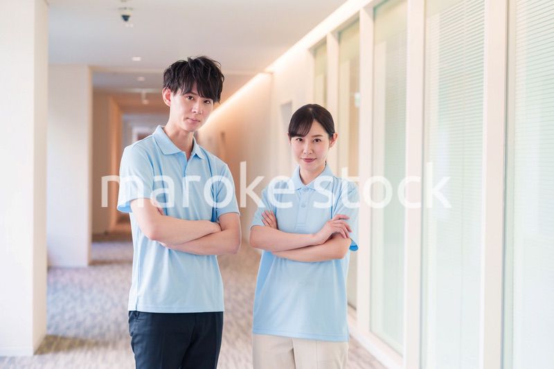 介護施設で働く男女のスタッフ