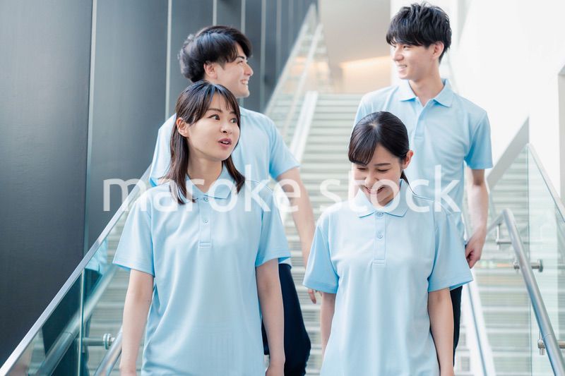 福祉の現場で楽しく働くスタッフ