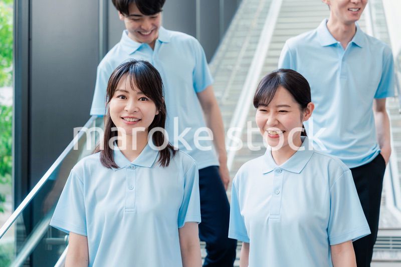 福祉の現場で楽しく働くスタッフ