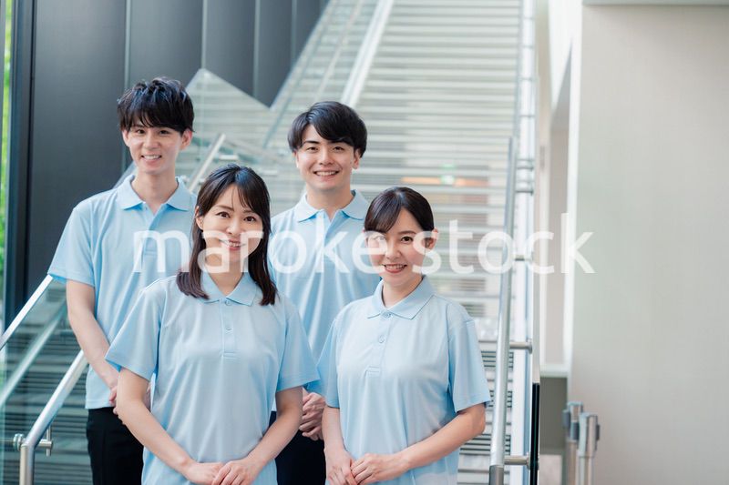 福祉の現場で楽しく働くスタッフ