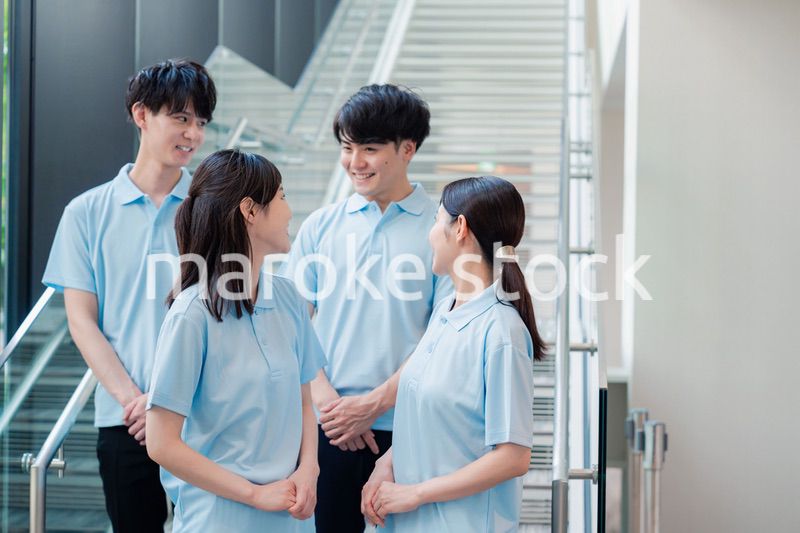 福祉の現場で楽しく働くスタッフ