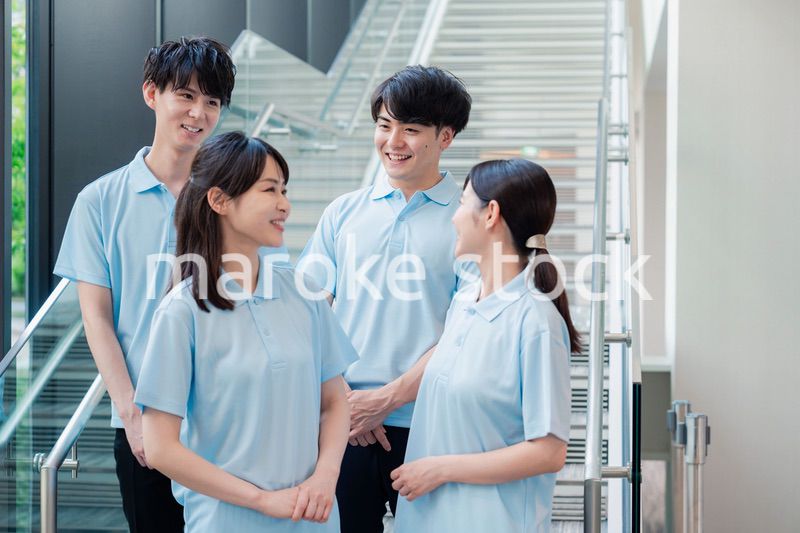 福祉の現場で楽しく働くスタッフ