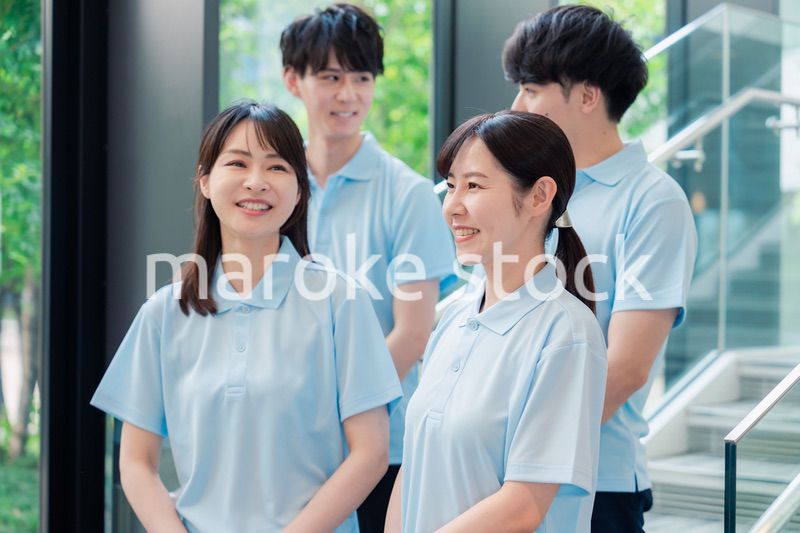 福祉の現場で楽しく働くスタッフ