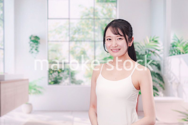 笑顔でビューティーケアをする若い女性