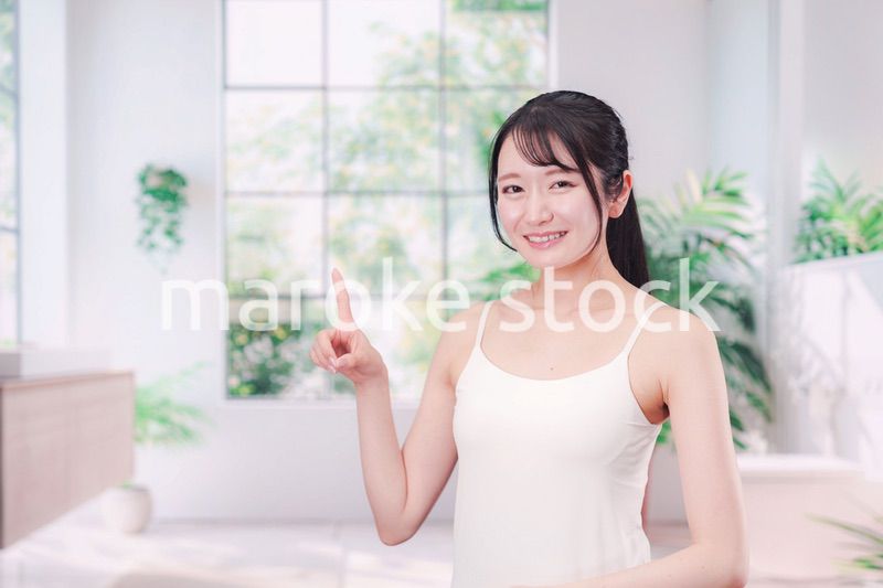 笑顔でビューティーケアをする若い女性