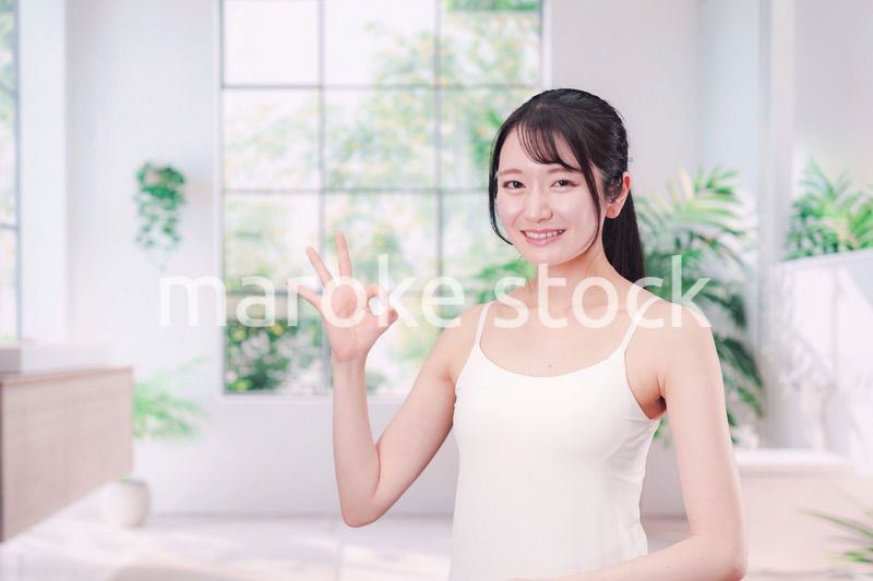 笑顔でビューティーケアをする若い女性