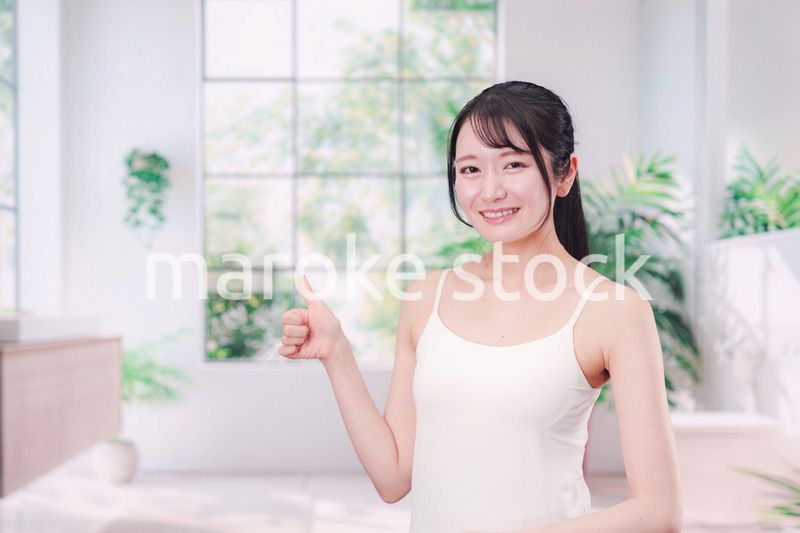 笑顔でビューティーケアをする若い女性