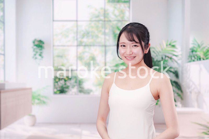 笑顔でビューティーケアをする若い女性