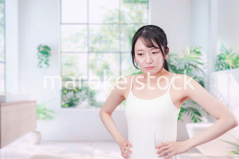 体型に悩む若い女性