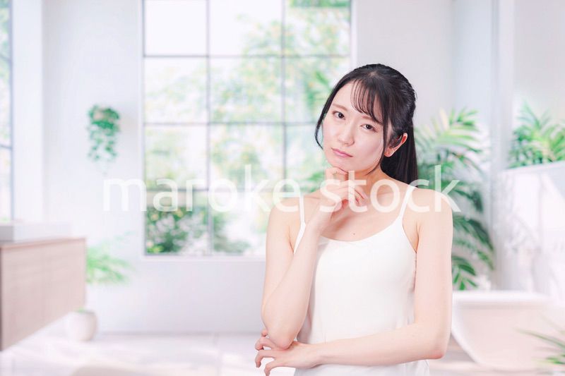 肌荒れに悩む若い女性