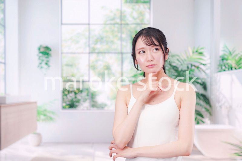 肌荒れに悩む若い女性