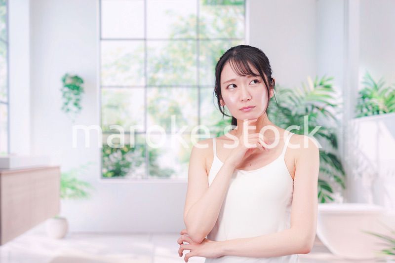 肌荒れに悩む若い女性