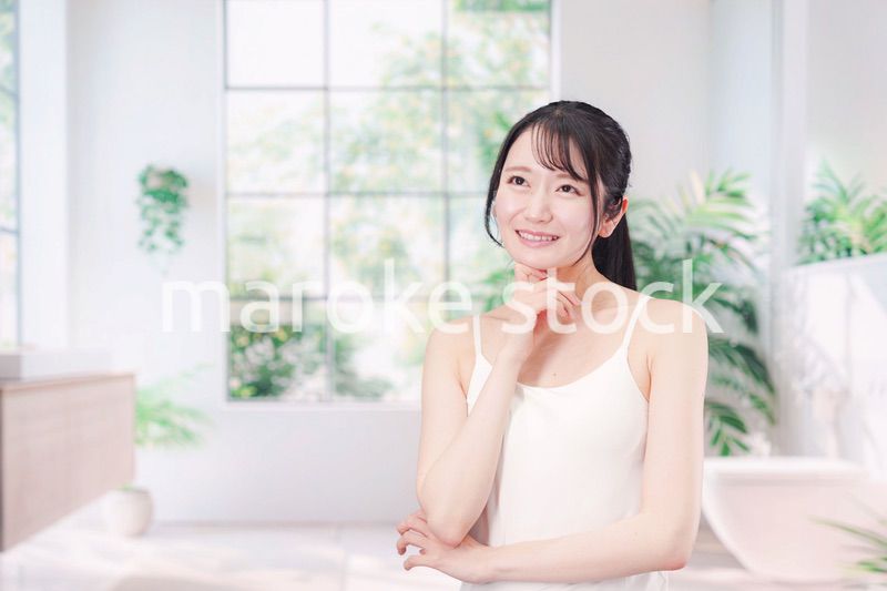 腕にクリームを塗る若い女性