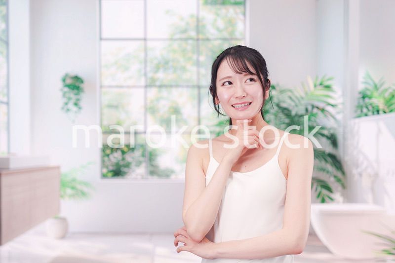 笑顔でビューティーケアをする若い女性