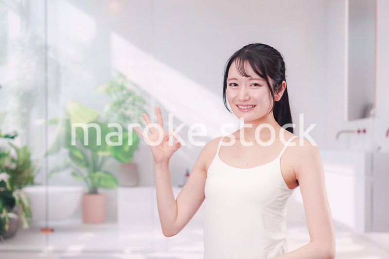 笑顔でビューティーケアをする若い女性