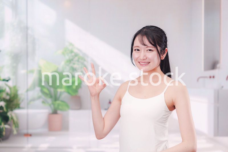 笑顔でビューティーケアをする若い女性