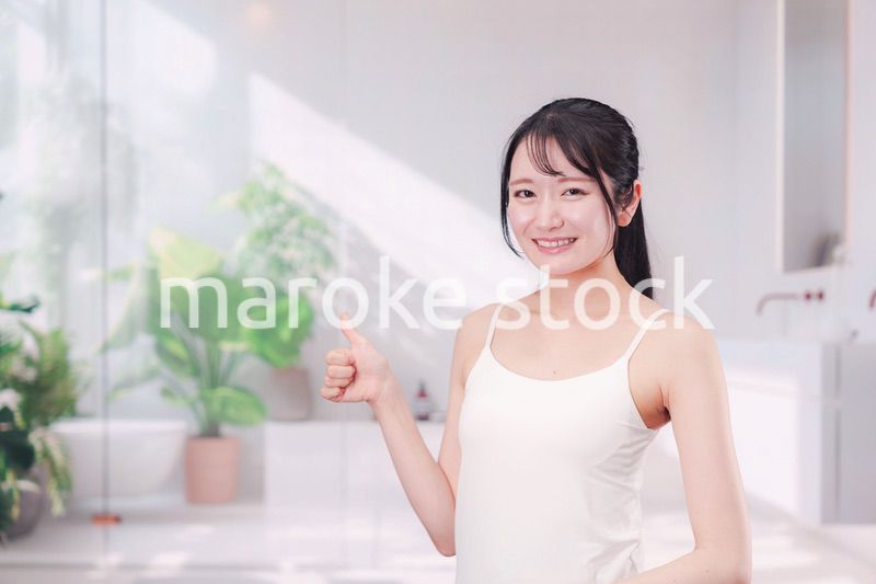 笑顔でビューティーケアをする若い女性