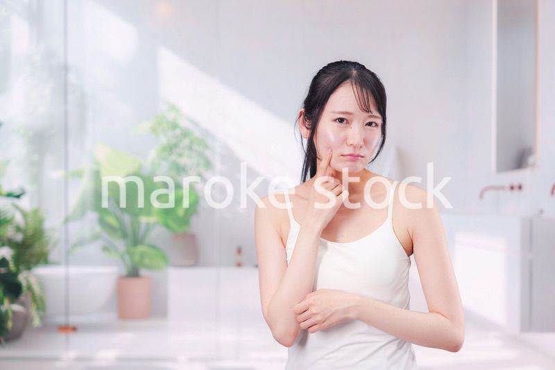 肌荒れに悩む若い女性