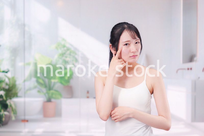 肌荒れに悩む若い女性