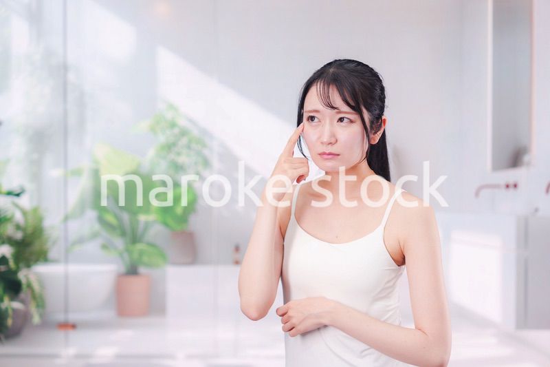 肌荒れに悩む若い女性